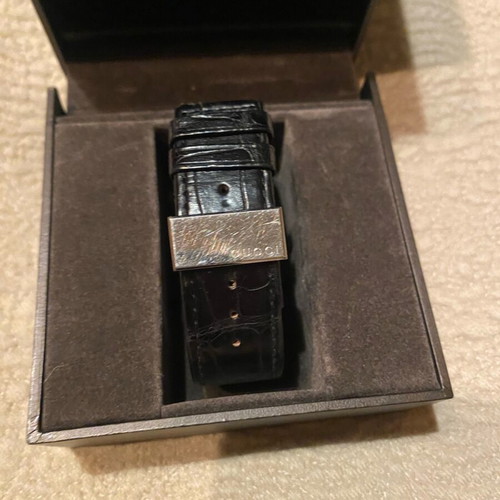 Gucci men's watch like new with leather strap model 79000M.1
