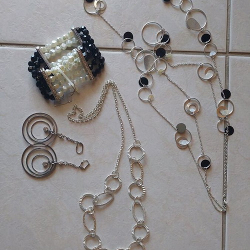 Faux bijoux set like new, silver with earrings, bracelet and necklaces