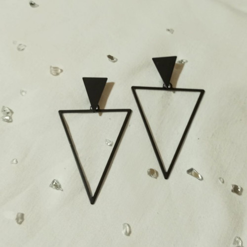Minimal triangle earrings new, black