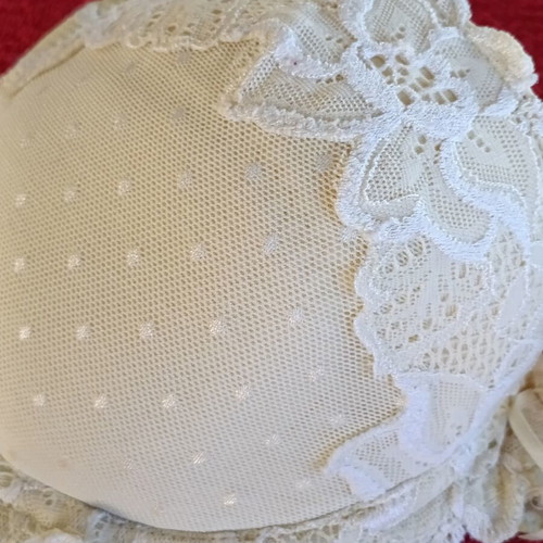 Venus Victoria Gemini Padded Balcony Bra like new, ivory