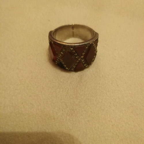 Ring used with dark bordeaux color and unique stone cut