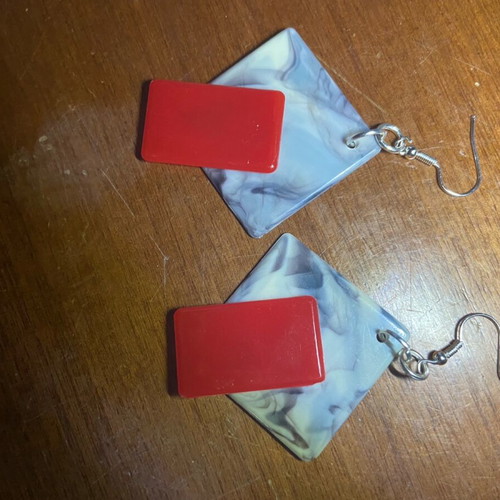 Light plastic earrings new, simple and discreet