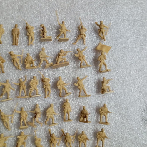 Vintage Military Figures 1/76 Scale Pack of 82, like new