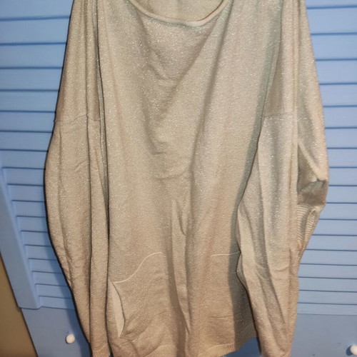 Women's gold long blouse like new with side openings, buttons and pockets