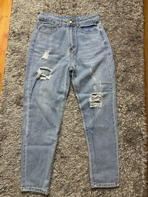 Shein mom fit jeans like new, light blue with rips, size XS