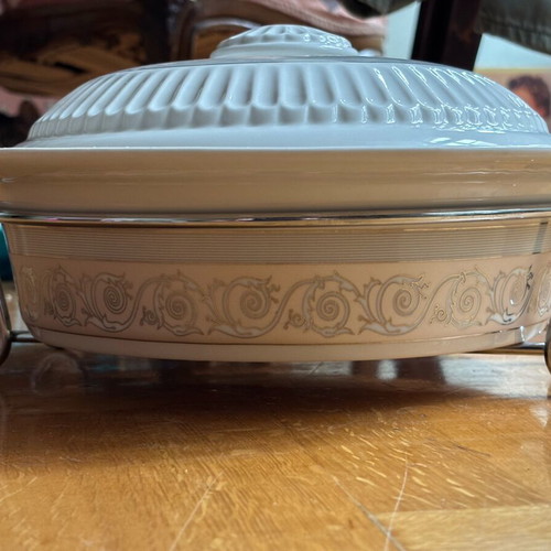 Heat-resistant porcelain casserole new with metal base and lid