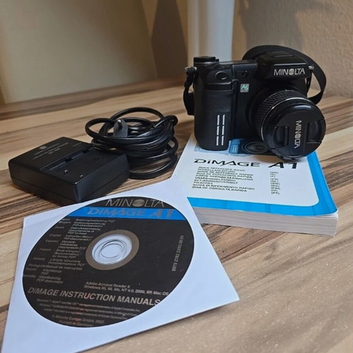 Minolta Dimage A1 digital camera with 28-200mm superzoom lens like new