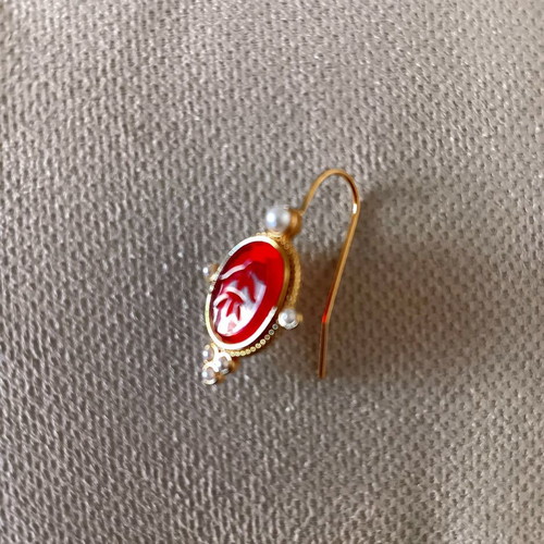 Earrings with red stone and small pearls new