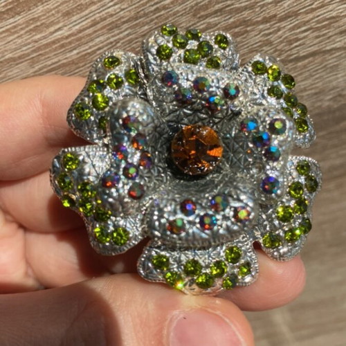 Decorative flower brooch like new, missing one rhinestone