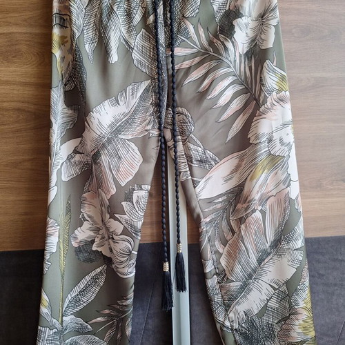 Women's pants like new with elastic waist and drawstrings, green and beige