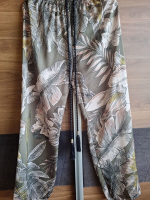 Women's pants like new with elastic waist and drawstrings, green and beige