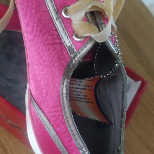 Sneakers women's size 38 fuchsia metallic like new