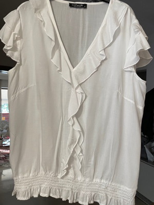 White Raxevsky top with ruffles like new, cotton