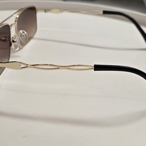Vintage Elegance Aviator Sunglasses like new, polished gold frame