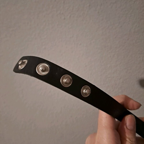 Choker leather with large metal ring like new