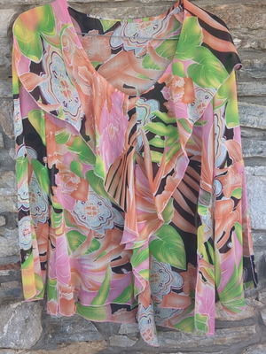Blouse multicolor floral used, one size with ruffles and slit sleeves