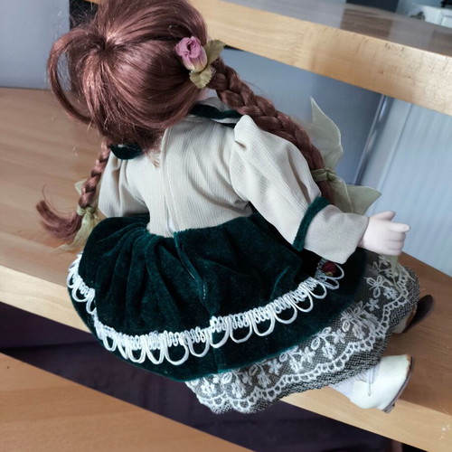 Porcelain dolls like new, pack of 3 with basket gift