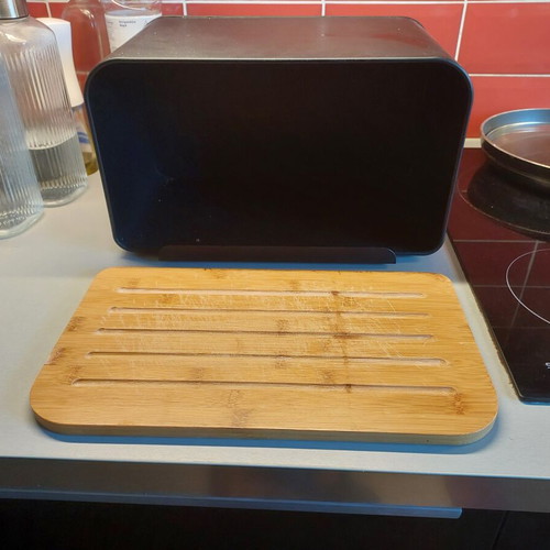 Bread box with integrated cutting board from Akishop