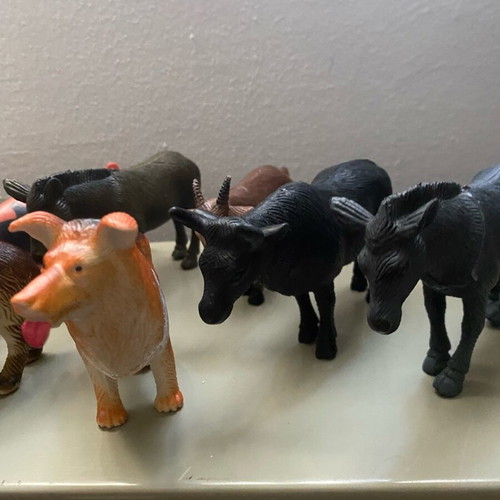 Collectible Animal Farm set like new, 17 figures and 2 accessories