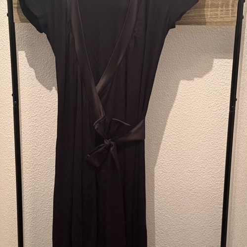 Toi & Moi black wrap dress like new, satin details, versatile fit