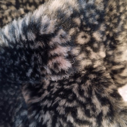 Faux fur neck warmer like new with cut, black and gray