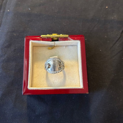 Silver 925 ring with white stones like new