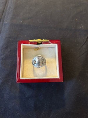 Silver 925 ring with white stones like new
