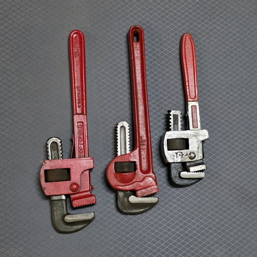Set of 3 heavy-duty pipe wrenches with movable and fixed jaws