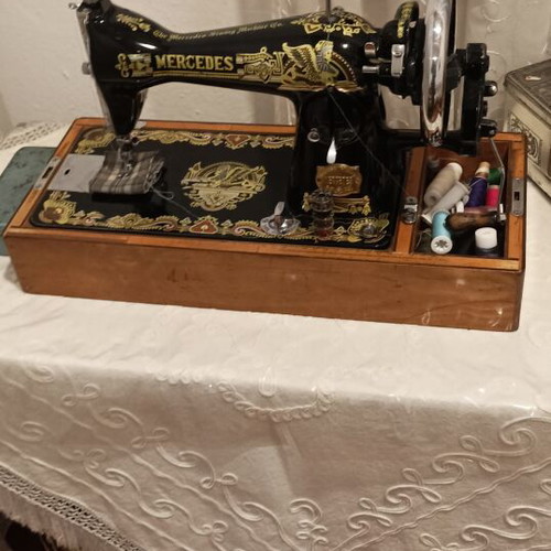 Mercedes sewing machine like new