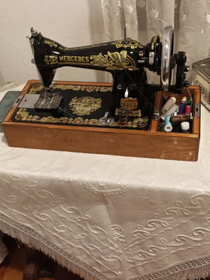 Mercedes sewing machine like new