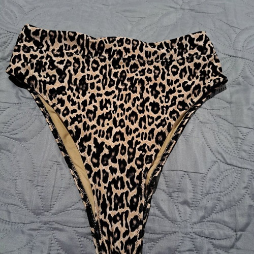 High-waisted bikini bottom with cheetah print like new size S
