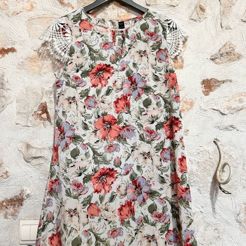Emery Rose Floral Summer Dress like new with crochet lace sleeves, size S