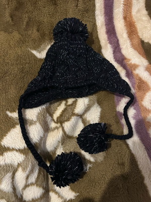 Black knitted hat like new