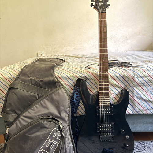 Dean Vendetta XM electric guitar with Washburn G-10 amplifier bundle