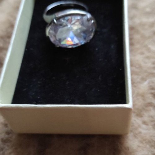 Fo ring new with large sparkling stone