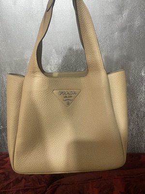 Prada leather handbag like new, beige