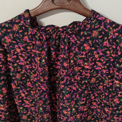 Women's blouse Medium like new, multicolor with elastic cuffs and button