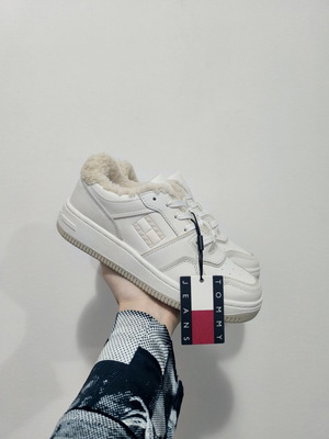 Tommy Hilfiger δερμάτινα sneakers με επένδυση fleece σε μπεζ, μέγεθος 36