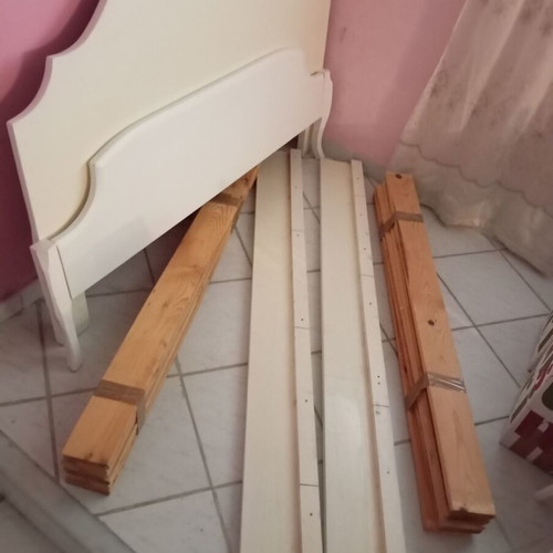 Bedroom furniture set of 5 pieces like new with free mattress