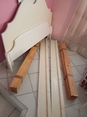 Bedroom furniture set of 5 pieces like new with free mattress