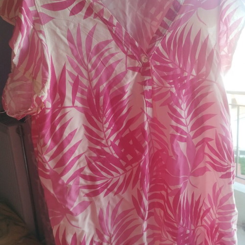 Shirt like new, pink fuchsia shades, size M