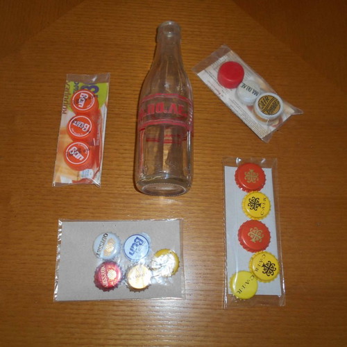 Small collectible set used with bottle and caps