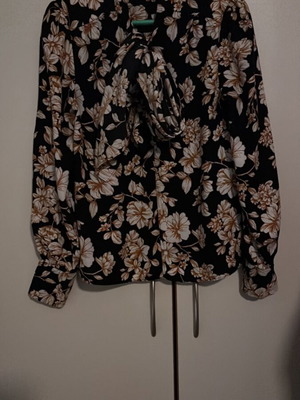 Forever21 women's blouse used, missing one sleeve button
