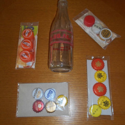 Small collectible set used with bottle and caps