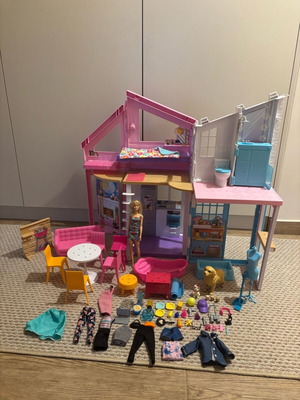 Barbie Dreamhouse Malibu used with accessories and doll
