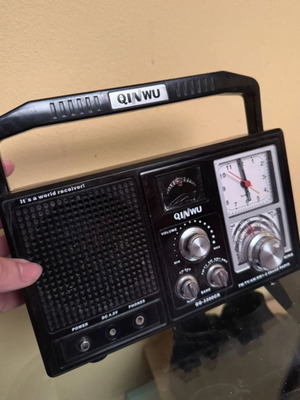 QINWU QQ-3300CR φορητό ραδιόφωνο World Receiver με αναλογικό ρολόι