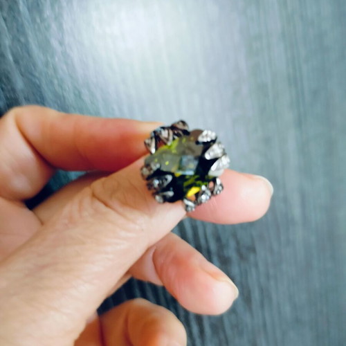 Silver ring like new with green crystal