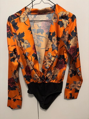 Satin bodysuit shirt in bright orange with floral pattern, like new, size M