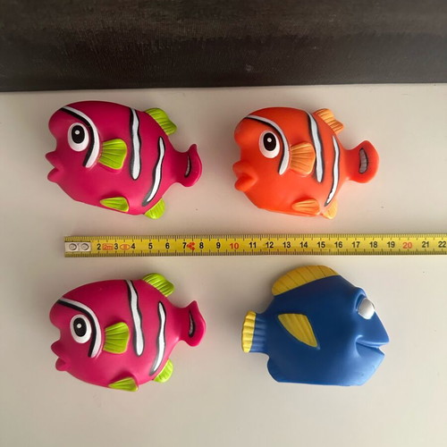 Finding Nemo style bath toys set like new, 4 colorful rubber fish