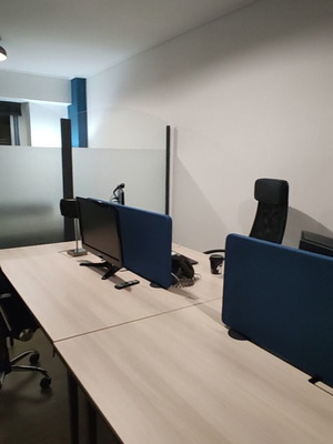 Γραφείο Actiu 160x132 με διαχωριστικό και cable tray σαν καινούργιο